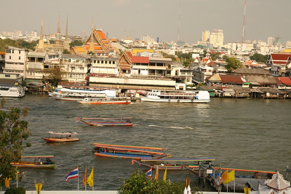 วิวแม่น้ำเจ้าพระยา บน  วัดอรุณราชวรารามราชวรมหาวิหาร