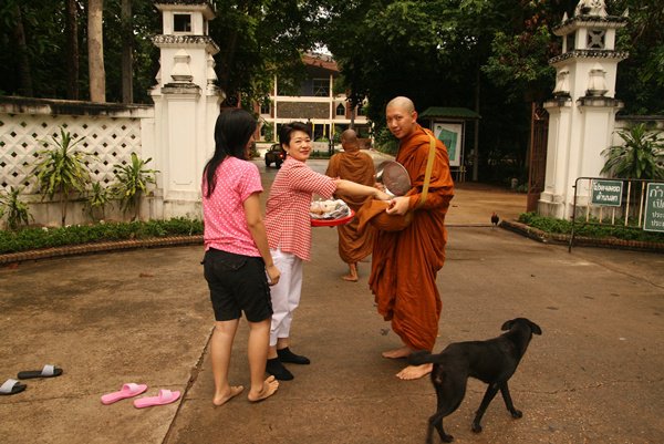 พระวัฒนชัย กตปุญโญ ช่วงโยมแม่ มาใส่บาตร