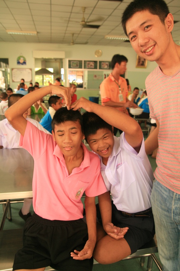 ถ่ายรูป กับน้องๆ ทำบุญเลี้ยงอาหารเด็กพิการ ปากเกร็ด