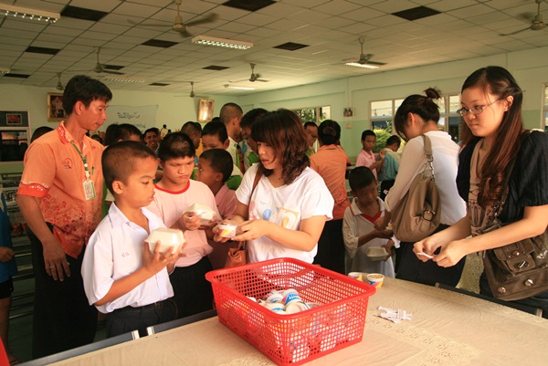 ถ่ายรูป กับน้องๆ ทำบุญเลี้ยงอาหารเด็กพิการ ปากเกร็ด