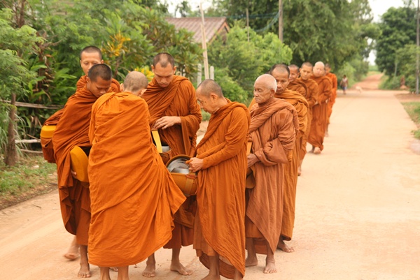 ภาพบิณฑบาตร วัดถ้ำผาแดงผานิมิตร ขอนแก่น