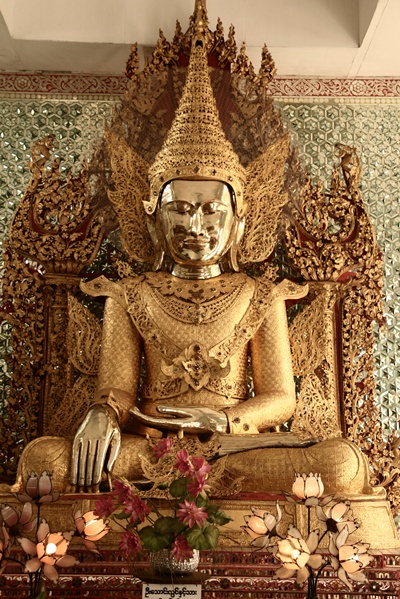 พระพุทธรูปทรงพม่า พระมหาธาตุเจดีย์ชเวดากอง พม่า