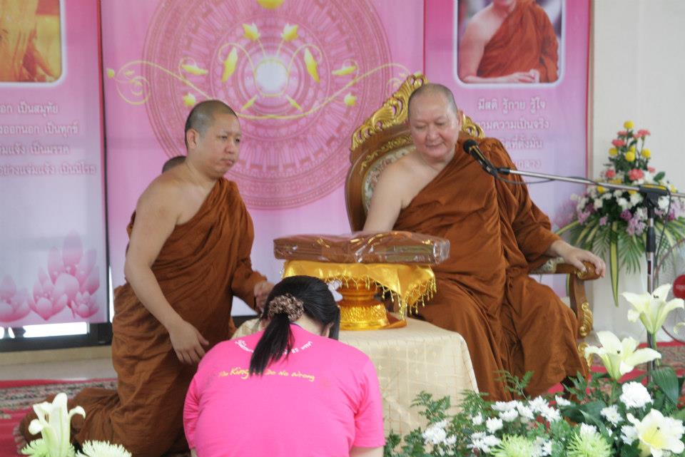 หลวงพ่อปราโมทย์ และ หลวงพี่มาลา ที่งานเทศน์วัดศรีทวี