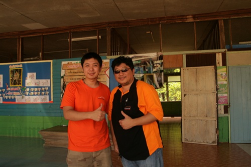 kammatan.com แจกของให้เด็กที่กาญ_pajerosport-thailand พี่ลุ้น กับญา