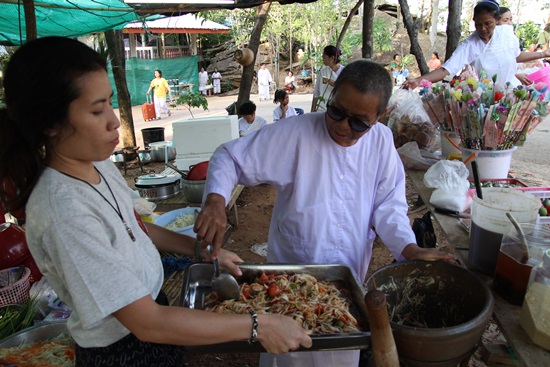 แม่ริน ทำโรงทาน ผัดไท สัมตำ ในงานทอดผ้าป่า 