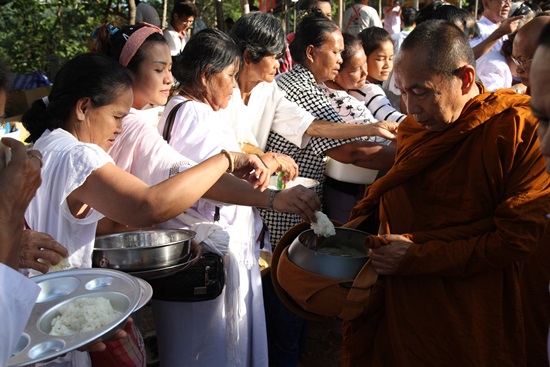 หลวงตาศิริ บิณฑบาตร ในงานทอดผ้าป่า