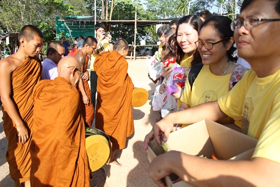 ในงานทอดผ้าป่า 2558 วัดถ้ำผาแดง ขอนแก่น